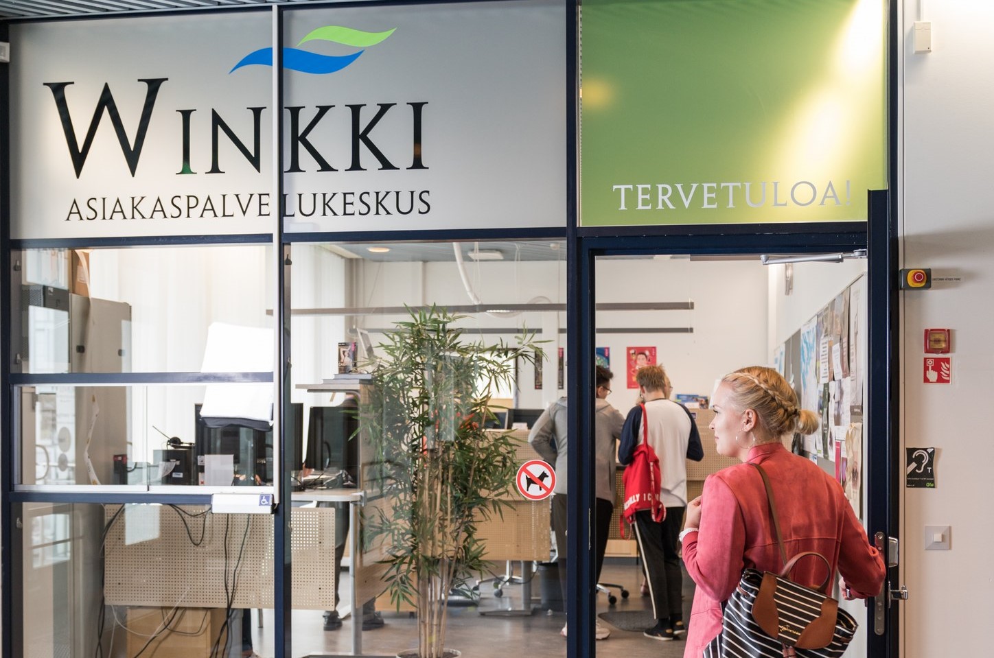 Ihmisiä kaupungintalon Winkissä.
